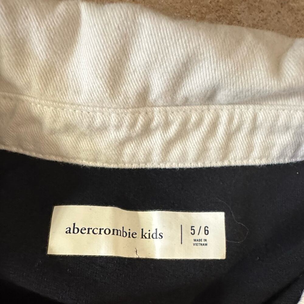 Abercrombie Kids Black Long Sleeve Cotton Tee with White Collar, Size 5/6 Preppy - Picture 6 of 6